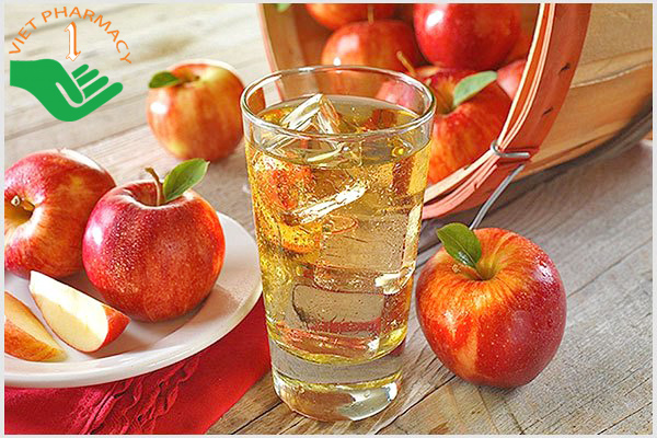 Nước ép táo có chứa nhiều Vitamin C giúp cơ thể hấp thụ sắt tốt hơn.