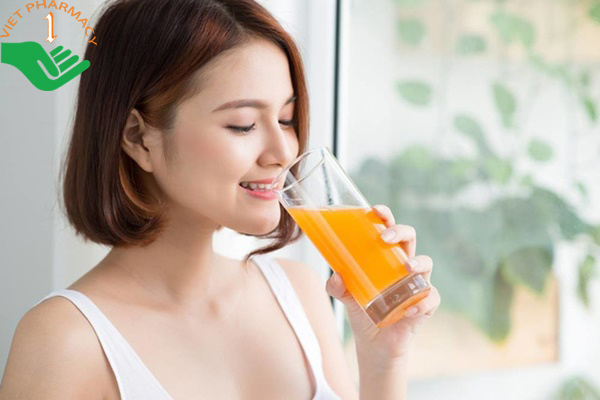 Uống nước cam đúng cách giúp hạ sốt hiệu quả hơn.